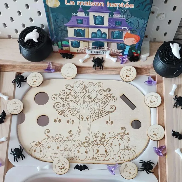 Plaque sensorielle en bois gravée citrouilles et arbre magique – activité éducative d’Halloween