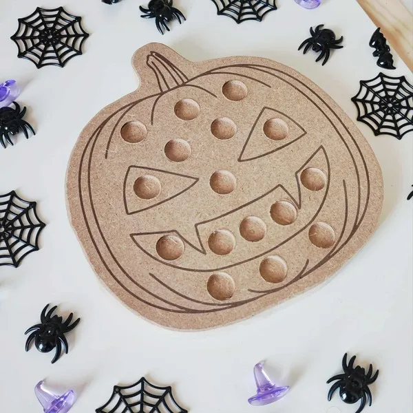 Support d’activité en bois en forme de citrouille d’Halloween avec trous pour jeux de motricité fine