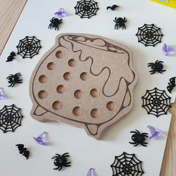 Chaudron sensoriel en bois pour activités Montessori sur le thème d’Halloween