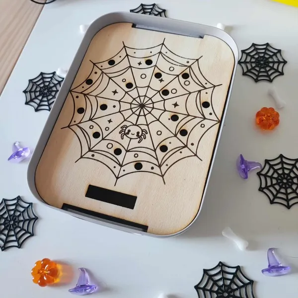 Insert en bois motif toile d’araignée pour bac sensoriel et activité d’Halloween