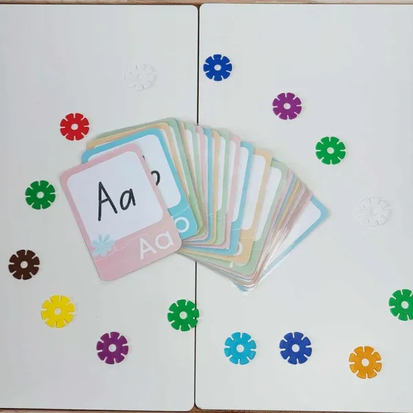 Cartes alphabet pastel plastifiées pour apprentissage des lettres, activité éducative inspirée de la méthode Montessori pour enfants
