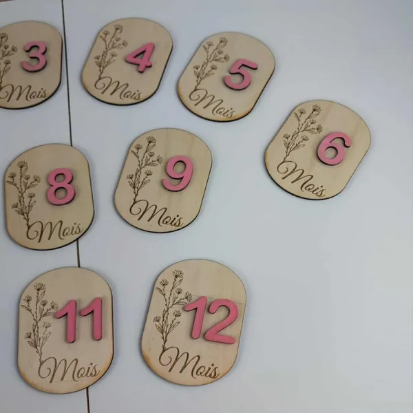 Cartes étapes en bois gravées avec fleurs et chiffres roses pour suivre les mois de bébé