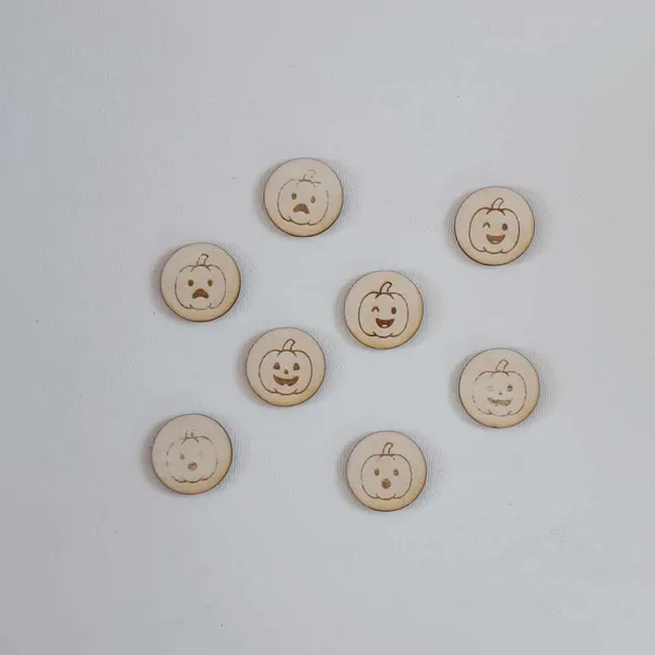 Jetons pédagogiques citrouilles en bois représentant des émotions pour activité d’Halloween