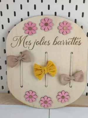 Support mural en bois décoré de fleurs roses pour ranger les barrettes et nœuds pour enfants