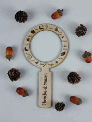 Loupe d’exploration en bois gravée pour activité “cherche et trouve” nature