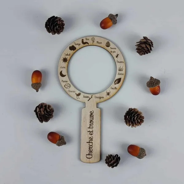Loupe d’exploration en bois gravée pour activité “cherche et trouve” nature