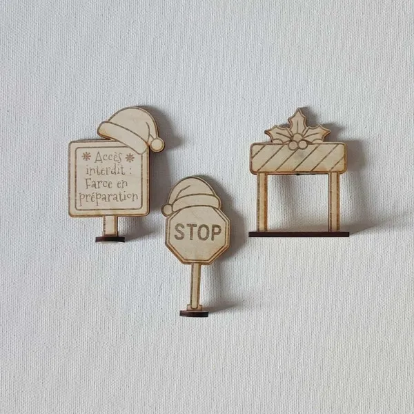 Ensemble de petits panneaux en bois gravé sur le thème de Noël avec inscriptions humoristiques pour lutins farceurs