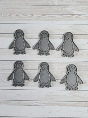Petits pingouins gris imprimés en 3D, formes ludiques pour jeux d’hiver et activités éducatives