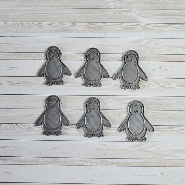 Petits pingouins gris imprimés en 3D, formes ludiques pour jeux d’hiver et activités éducatives