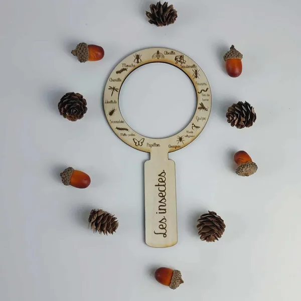 Loupe éducative en bois gravée sur le thème des insectes pour apprentissage sensoriel