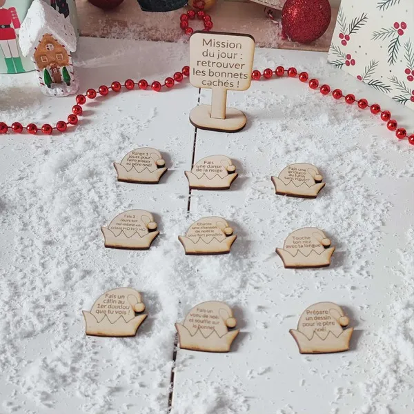Jeu en bois Mission du jour retrouver les bonnets cachés, défis de Noël pour enfants dans un décor enneigé avec accessoires de lutins farceurs