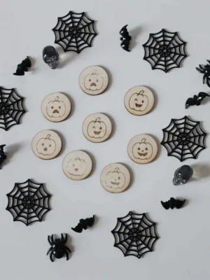 Jetons en bois citrouilles gravées pour activités sensorielles d’Halloween