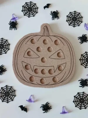Support citrouille en bois percé pour activités Montessori d’Halloween