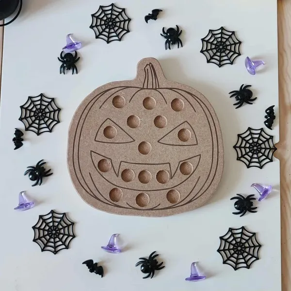 Support citrouille en bois percé pour activités Montessori d’Halloween