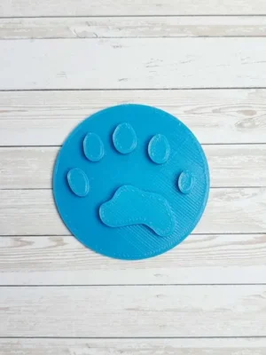 Empreinte de patte large bleue imprimée en 3D, outil éducatif pour activité sensorielle et exploration des traces d’animaux