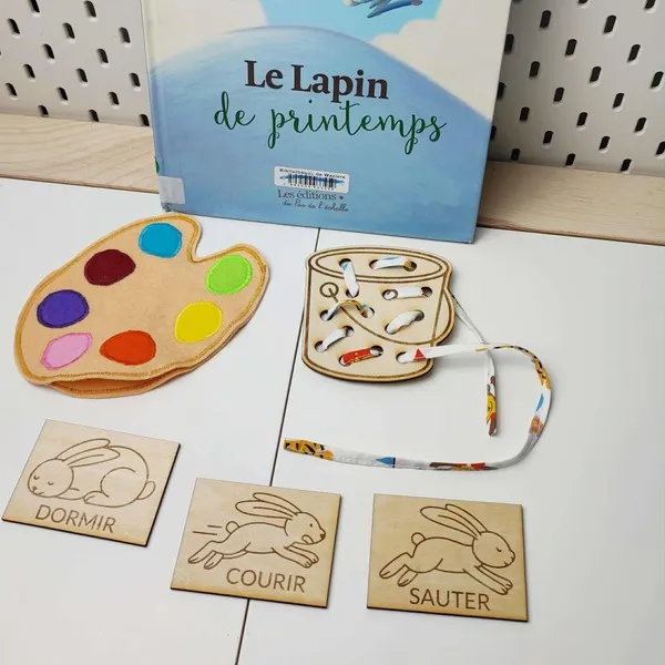 Activité Montessori inspirée du livre “Le Lapin de printemps” avec cartes en bois et matériel sensoriel pour enfants