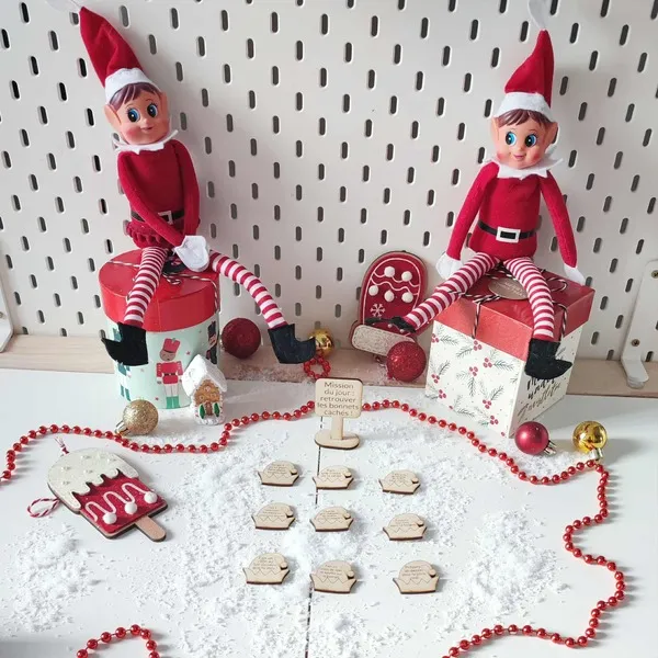 Deux lutins farceurs entourent le jeu en bois Mission du jour retrouver les bonnets cachés dans un décor enneigé de Noël