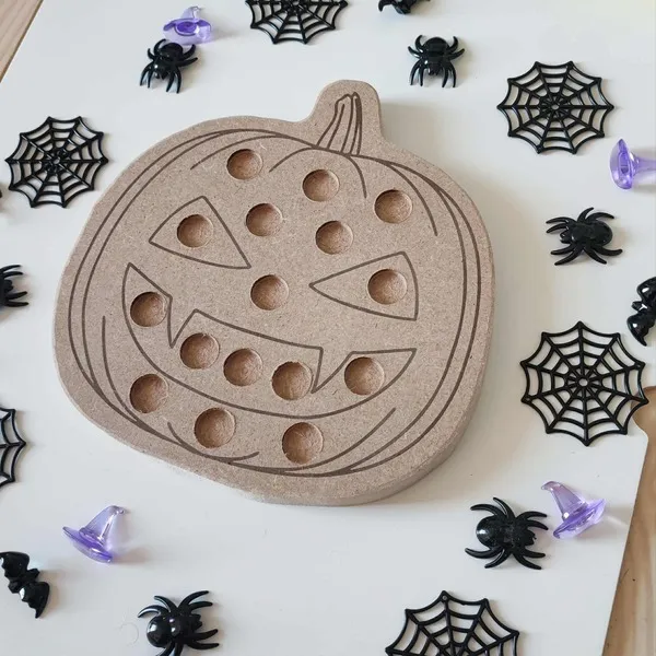 Citrouille d’Halloween en bois avec trous pour activités de motricité fine