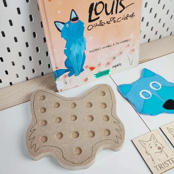 Plateau de motricité fine en forme de tête de loup avec jeu éducatif inspiré du livre “Loulou, chanteur de charme”