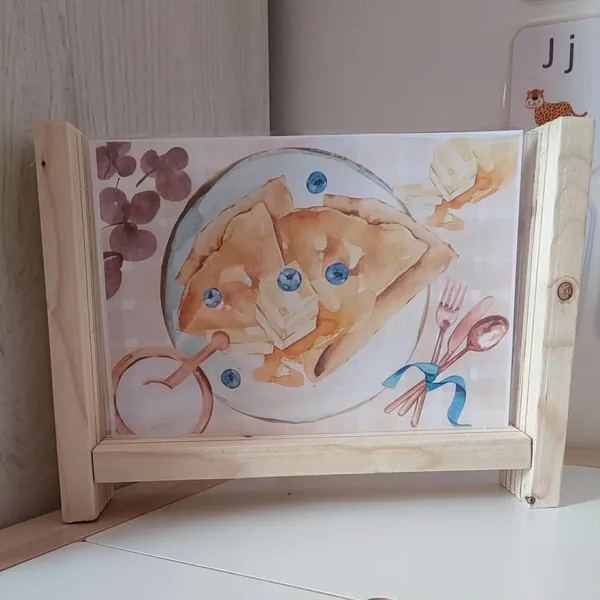 Fenêtre sensorielle en bois thème Chandeleur avec illustration de crêpes et myrtilles sur fond doux