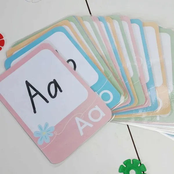 Cartes alphabet pastel plastifiées avec lettres majuscules et minuscules, support d’apprentissage sensoriel pour enfants