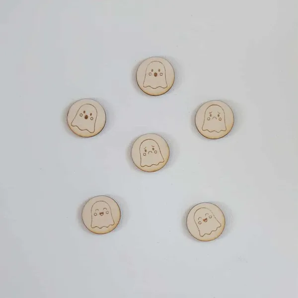 Jetons en bois gravés en forme de fantômes pour activités éducatives sur les émotions