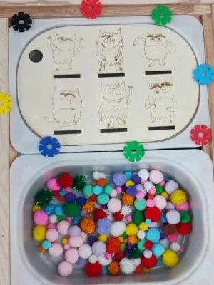 Insert Trofast en bois gravé des monstres des émotions avec bac sensoriel rempli de pompons colorés
