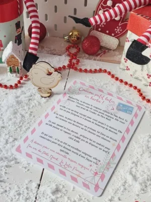 Carte mission du lutin farceur “Coucou petit lutin en herbe” avec une poule magique en bois dans un décor de Noël enneigé et festif