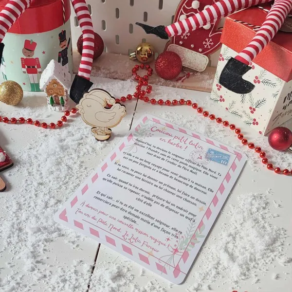 Carte mission du lutin farceur “Coucou petit lutin en herbe” avec une poule magique en bois dans un décor de Noël enneigé et festif