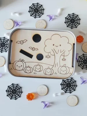 Insert en bois gravé sur le thème d’Halloween avec citrouilles et chauves-souris