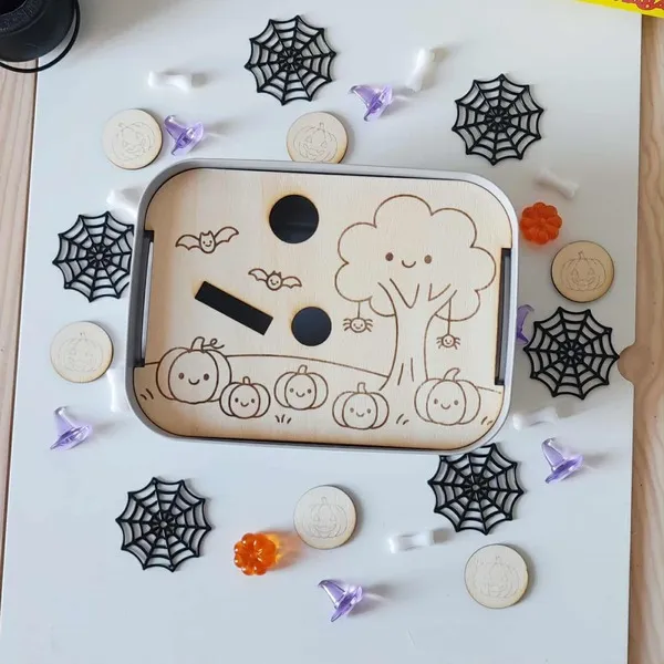 Insert en bois gravé sur le thème d’Halloween avec citrouilles et chauves-souris