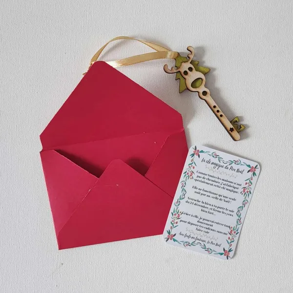 Clé magique du Père Noël en bois avec ruban doré, carte explicative et enveloppe rouge décorative pour tradition de Noël
