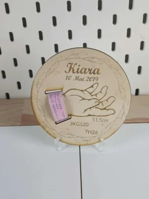 Plaque souvenir de naissance en bois personnalisée avec prénom, date, taille, poids et bracelet maternité