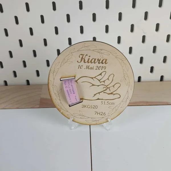Plaque souvenir de naissance en bois personnalisée avec prénom, date, taille, poids et bracelet maternité