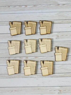 Jetons en bois gravés représentant un carnet et des crayons, accessoires éducatifs pour jeux sur le thème de la rentrée scolaire