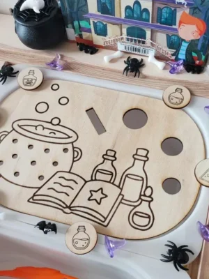 Plaque d’activité en bois sur le thème des potions magiques avec fioles et chaudron pour apprentissage sensoriel