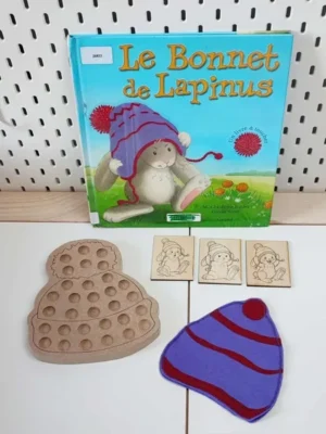 Atelier éducatif inspiré du livre “Le Bonnet de Lapinus” avec plateau de motricité fine, cartes gravées et bonnet en feutrine violette