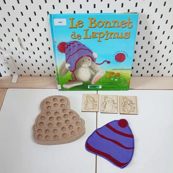 Atelier éducatif inspiré du livre “Le Bonnet de Lapinus” avec plateau de motricité fine, cartes gravées et bonnet en feutrine violette