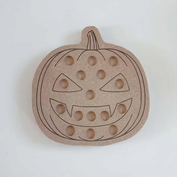Support en bois citrouille percée pour activités de motricité fine sur le thème d’Halloween