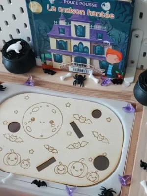 Plaque sensorielle en bois sur le thème d’Halloween avec lune, chauves-souris et citrouilles gravées