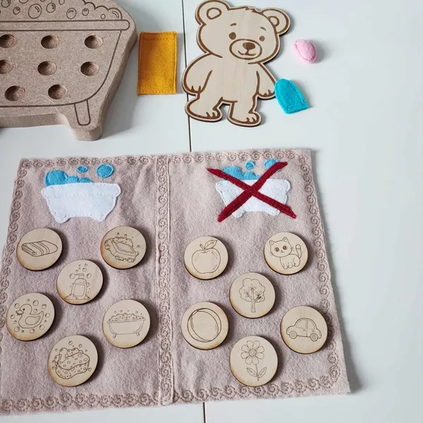 Jeu éducatif en feutrine et jetons en bois sur le thème du bain avec ourson et objets du quotidien à trier selon leur usage
