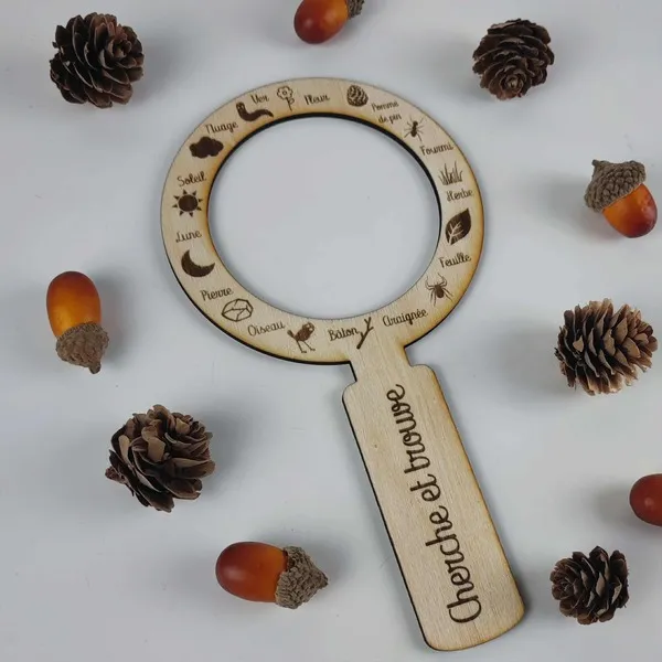 Loupe cherche et trouve en bois gravée avec motifs nature Montessori