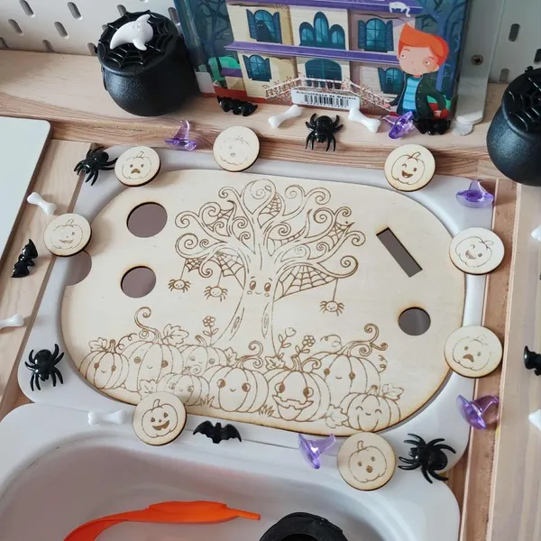 Plaque sensorielle en bois thème Halloween avec arbre gravé, citrouilles et jetons éducatifs