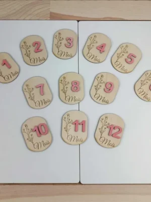 Cartes étapes en bois numérotées de 1 à 12 mois avec gravure florale et chiffres roses pour suivre la croissance de bébé