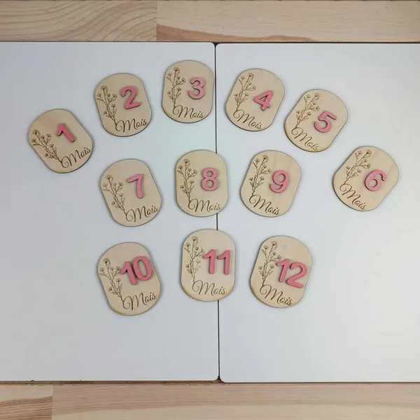 Cartes étapes en bois numérotées de 1 à 12 mois avec gravure florale et chiffres roses pour suivre la croissance de bébé