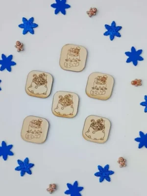 Jetons en bois gravés représentant la hotte du Père Noël remplie de jouets, entourés de flocons bleus et de petits sujets décoratifs de Noël