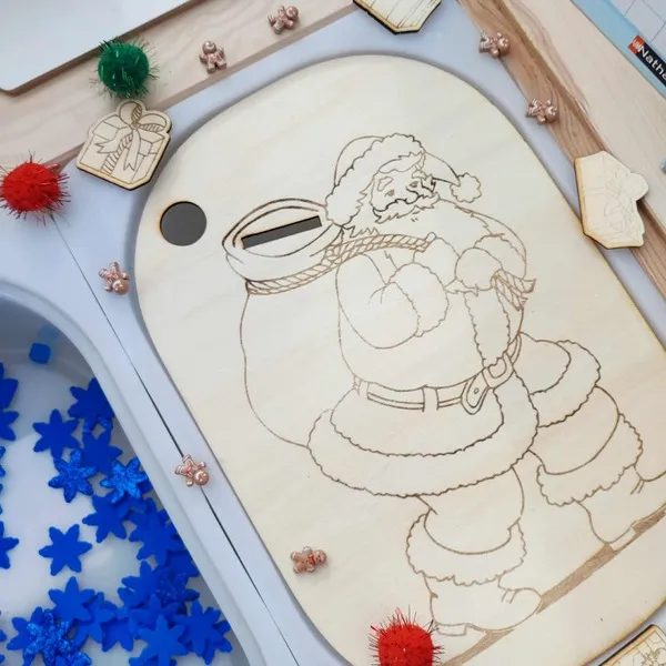 Plateau de motricité fine en bois gravé du Père Noël avec hotte, pompons rouges et verts, flocons bleus et petits bonshommes pain d’épice, activité sensorielle de Noël pour enfants