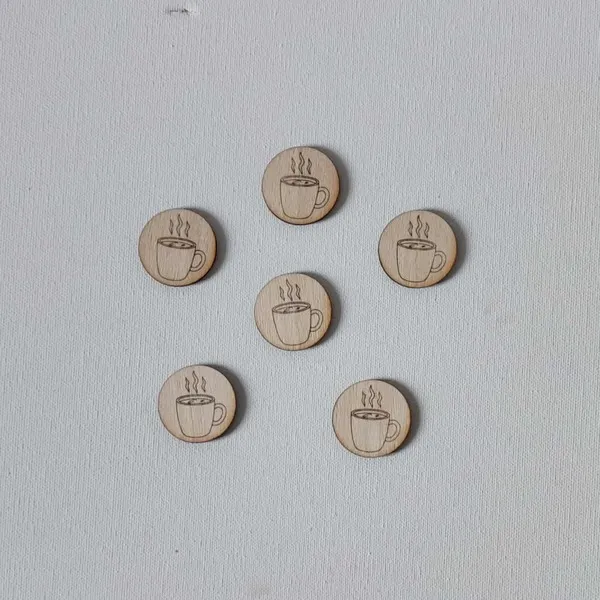Jetons en bois gravés représentant des tasses fumantes pour activités Montessori ou jeux éducatifs artisanaux