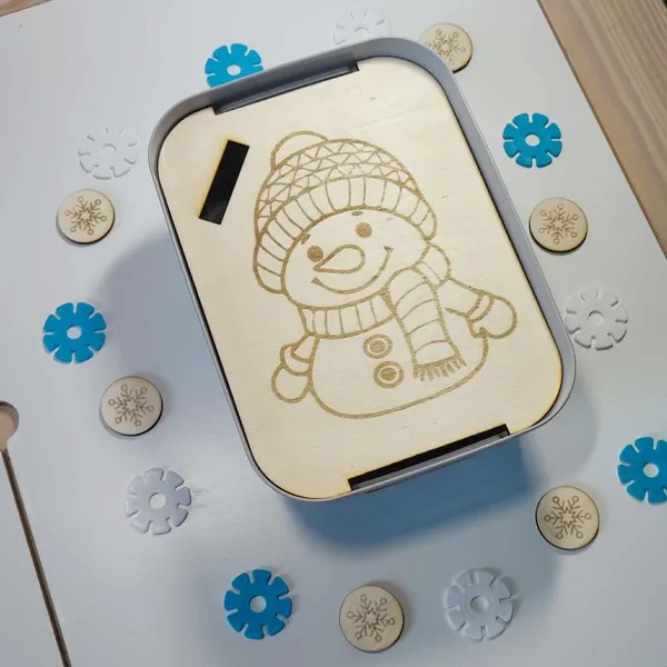 Couvercle en bois gravé au laser d’un bonhomme de neige souriant, accessoire hivernal pour boîte sensorielle Montessori