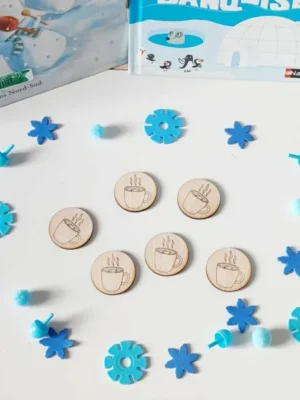 Jetons en bois gravés de tasses fumantes entourés de flocons bleus et pompons d’hiver pour activité sensorielle Montessori